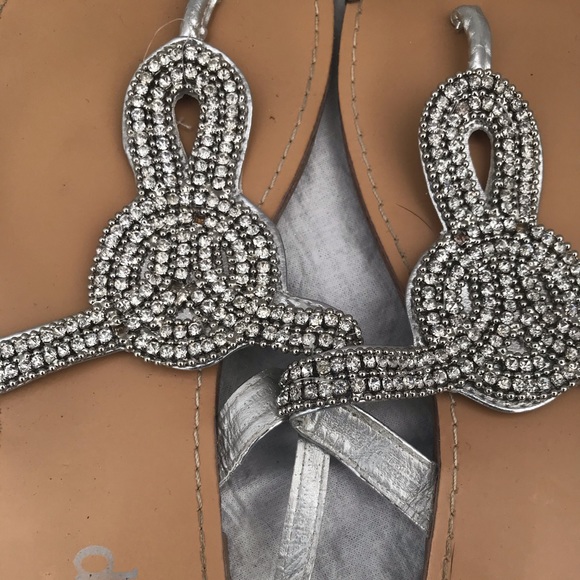 Rhinestone knot Pattern sandals. Size (8) - Picture 6 of 8